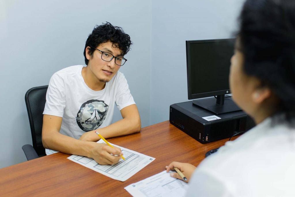 Foto de estudiante recibiendo atención por parte de la psicóloga de la Dirección de Bienestar Universitario