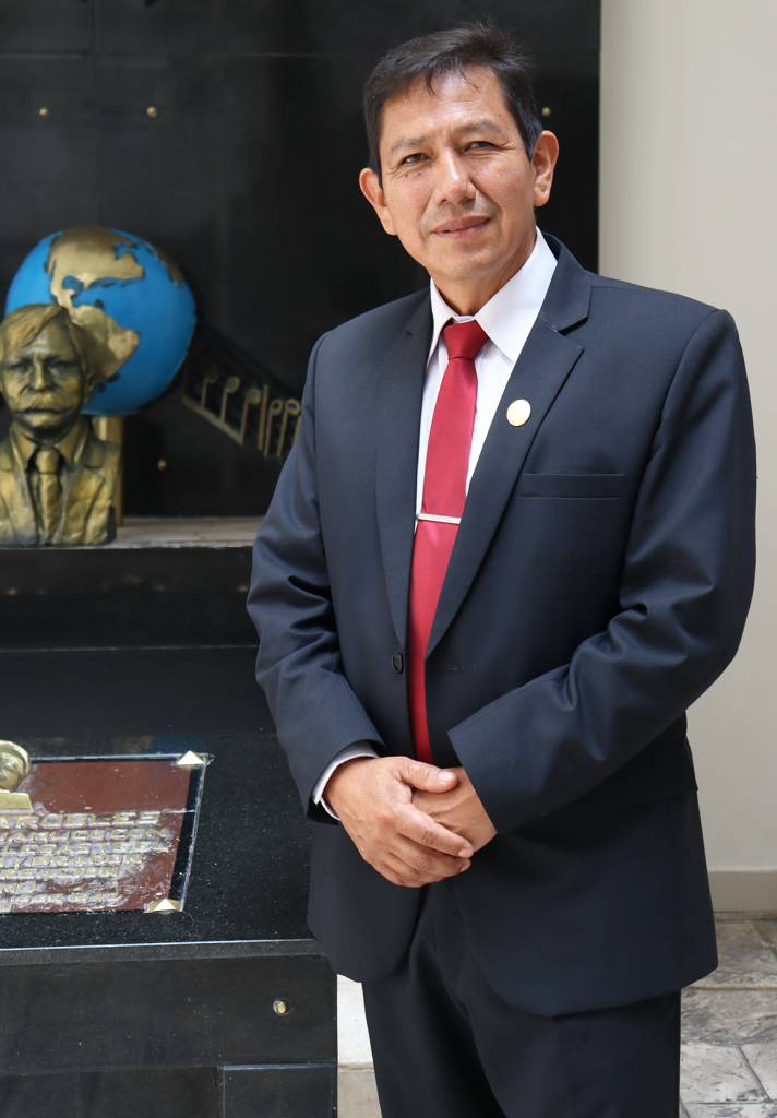 Foto del Dr. Roberto Carlos Cárdenas Viviano