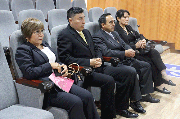 Banner de noticia: Fotos de la firma de ganadores del II Concurso de proyectos de investigación