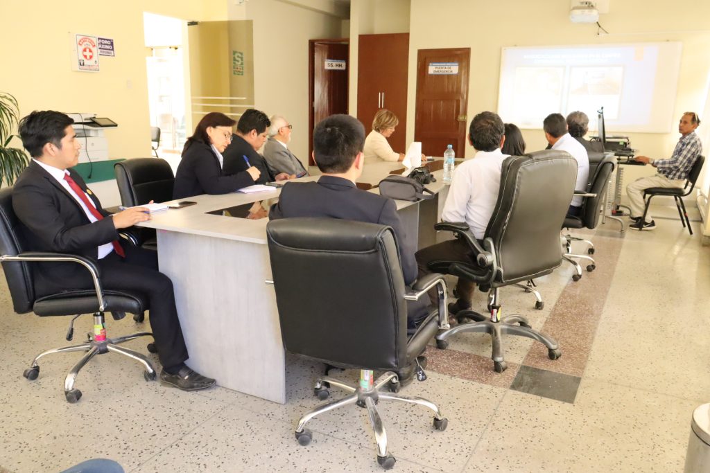 Foto de reunión del equipo de la VPI UNDAR con el VRI UNHEVAL
