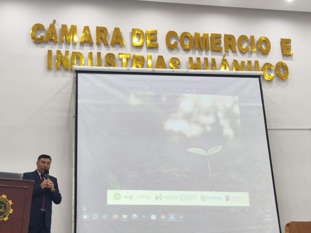 Foto de la presidente de la Comisión Organizadora en el panel: Seguridad alimentaria, cambio climático y biomateriales