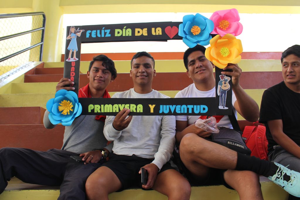 Foto de estudiantes campeonato deportivo por el Día de la Primavera y Juventud