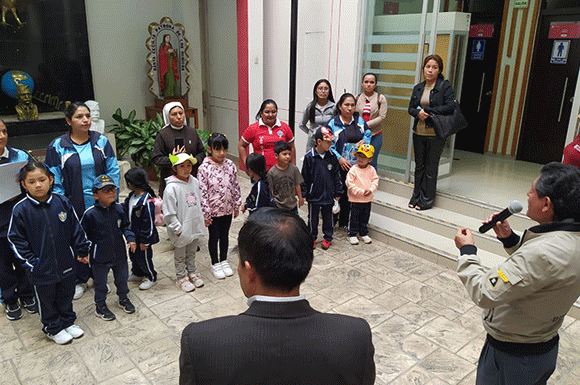 Banner de noticia: Fotos de la pasantía de estudiantes de colegio inicial al mausoleo de Daniel Alomía Robles