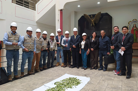 Banner de noticia: Fotos de colocación de primera piedra para construcción de ascensor