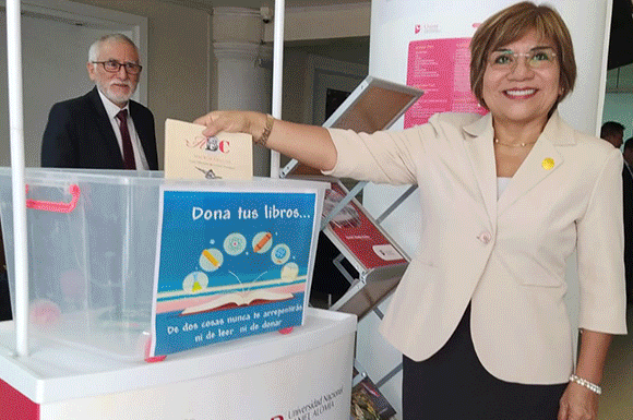 Banner de noticia: Fotos de donación de libros para maratón de lectura