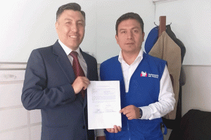 Banner de noticias: Fotos de la donación de un vehículo por parte de la Defensoría del Pueblo