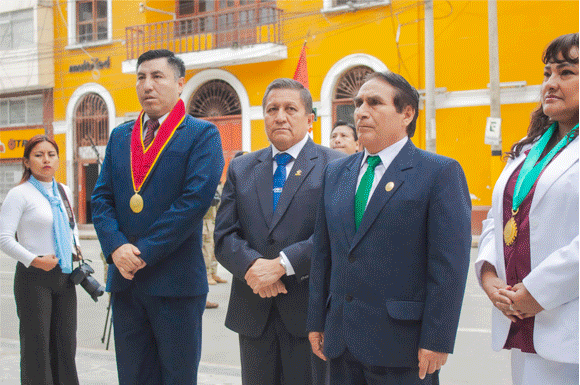 Banner de noticias: fotos del izamiento y desfile por los 21 años de la declaratoria de el Cóndor pasa como Patrimonio Cultural de la Nación.