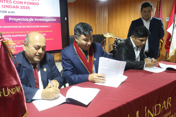 Banner de noticias: Fotos de la firma de contratos del iii concurso de proyectos de investigación