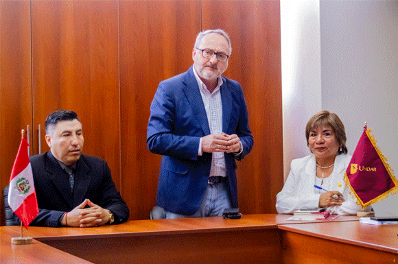 Banner de noticias: Fotos de firma de convenio entre la UNDAR y UNIR