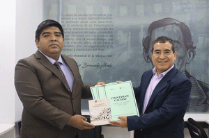 Banner de noticias: Fotos de la donación de libros a la Universidad Nacional de Música