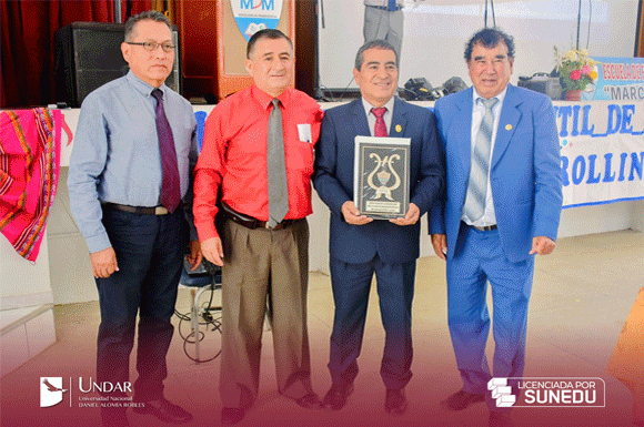 E.E.S.P.P. MARCOS DURÁN MARTEL OTORGÓ RECONOCIMIENTO Y RINDIÓ HOMENAJE AL DR. ROLLIN MAX GUERRA HUACHI EN EL XIII FESTIVAL ESCOLAR DE IDENTIDAD MUSICAL HUANUQUEÑA